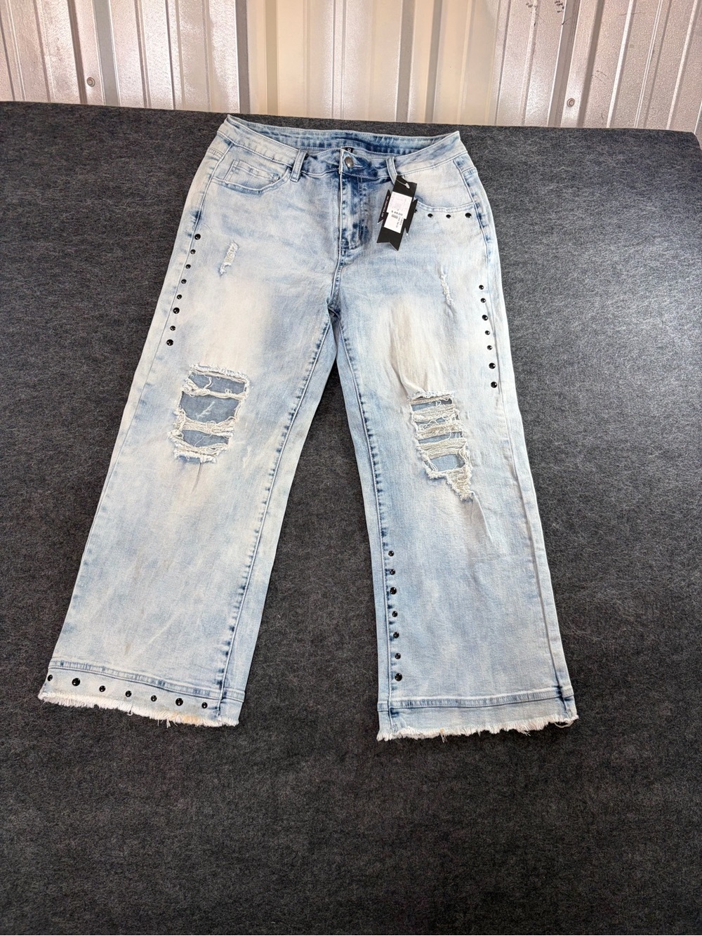 Crazy Train Women’s Light Wash Wide Leg Distressed Studdly Jeans Size 9/29 NWT